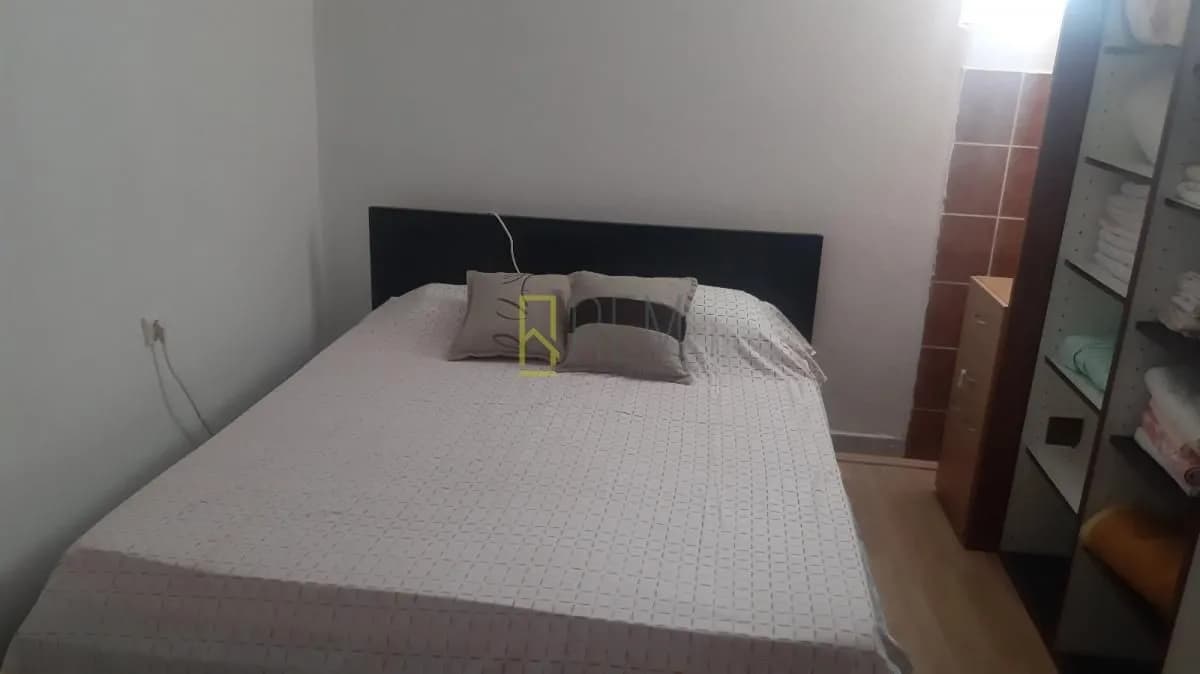 Izdajemo kuću u Meterizima