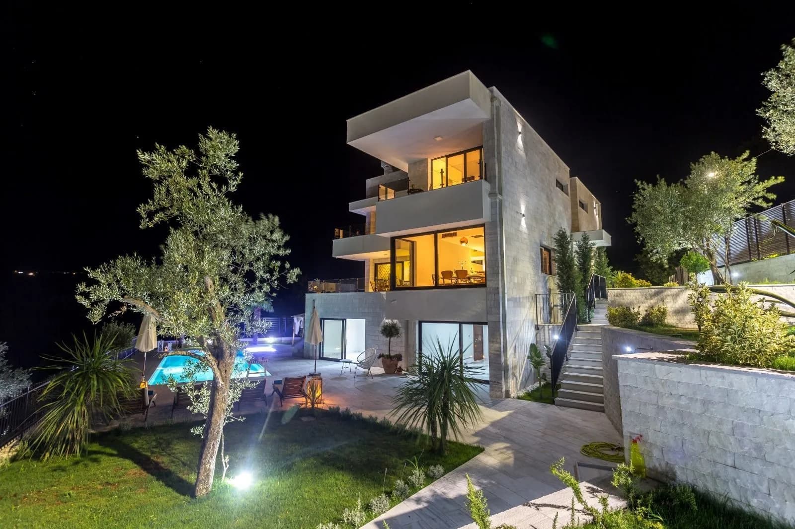 Moderna vila 360 m² sa 5 spavaćih soba, bazenom i pogledom na more – Đenovići, Herceg Novi