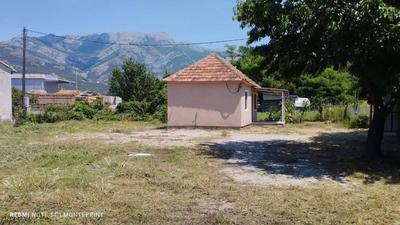 For sale a small house of 32m2 on a plot of 532m2 in Polje, Bar