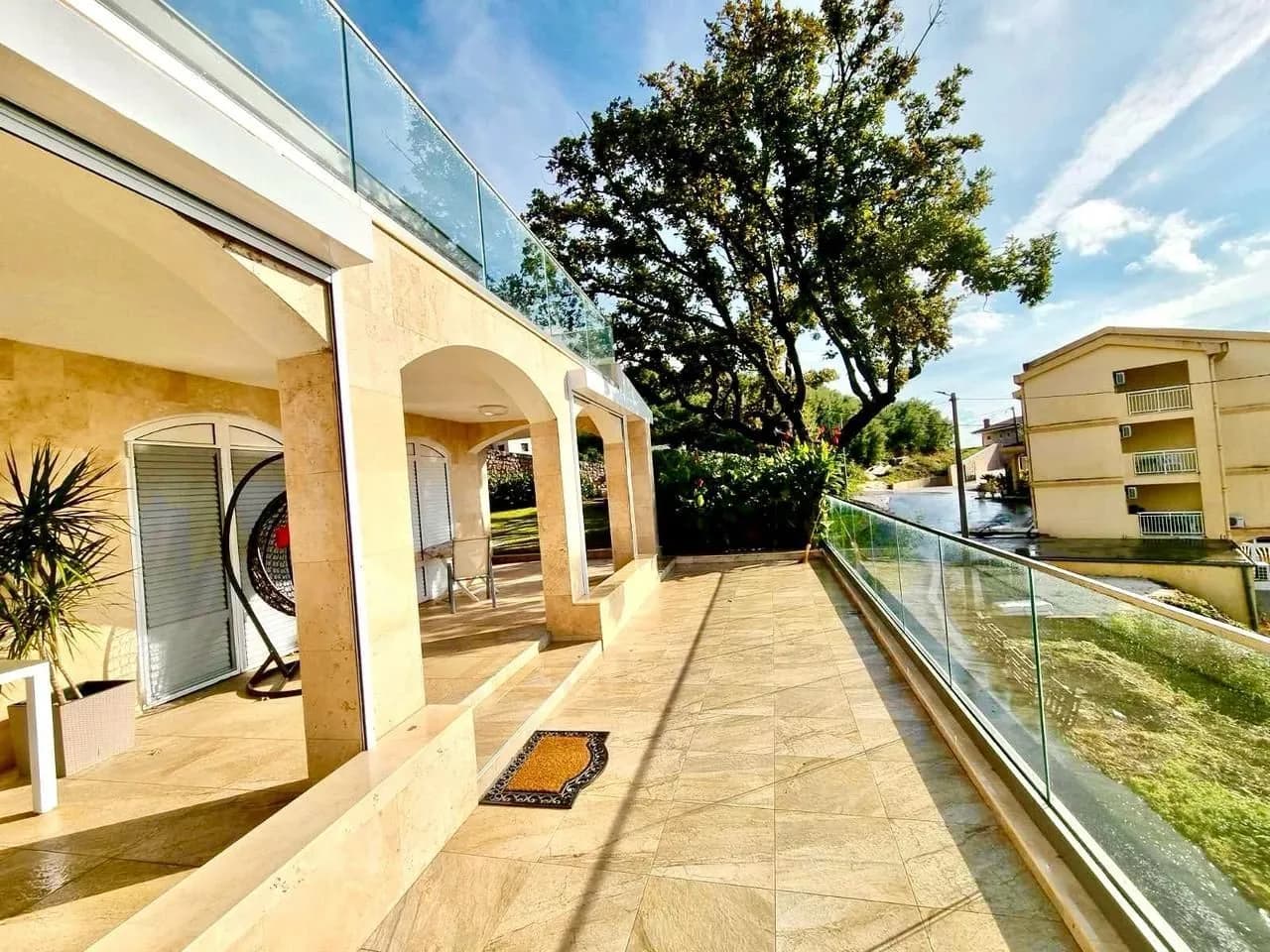 Luksuzna vila 440 m² sa 7 spavaćih soba i panoramskim pogledom na more-Prijevor,Budva