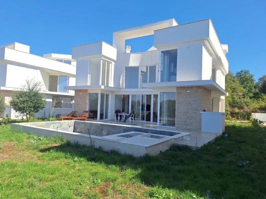 New luxury villa with pool next to Yaz beach