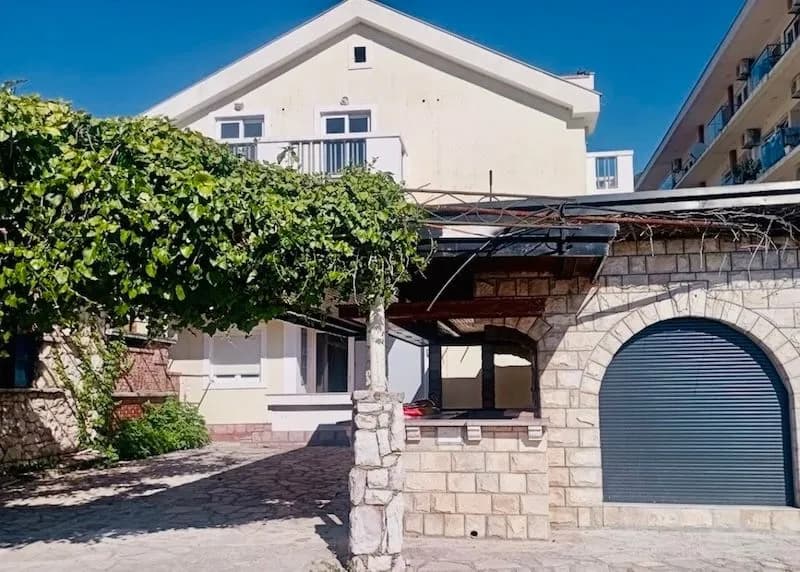 Mini hotel od 534 m2 na plaži pored Porto Novog