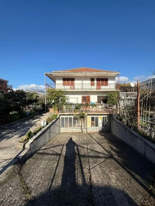 Two-storey house of 220 m2 + 2 garages for sale in the Polje area, Bar