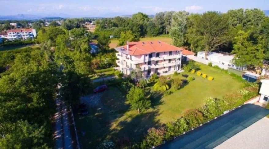 Na prodaju hotel na Velikoj plazi u Ulcinju, plac povrsine 3000m2, 1.5M