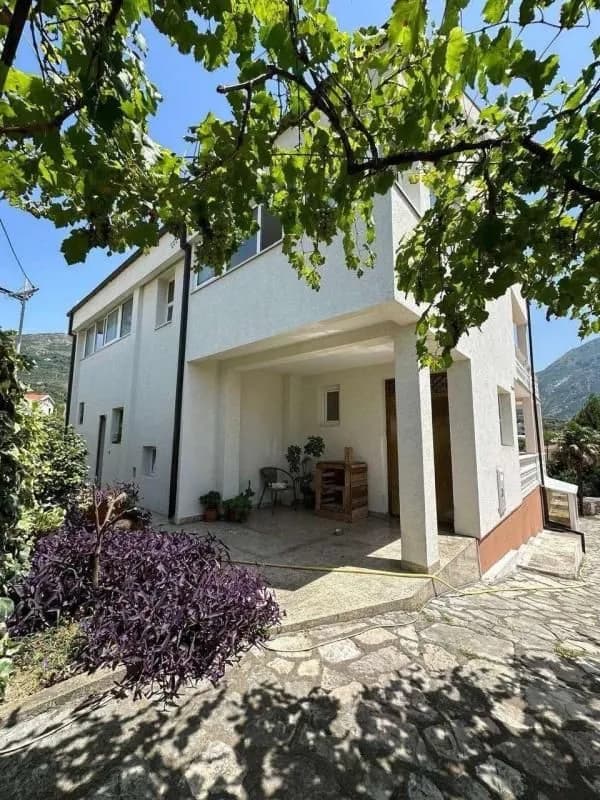 For sale a large family house of 250 m2 with a swimming pool in the Bar
