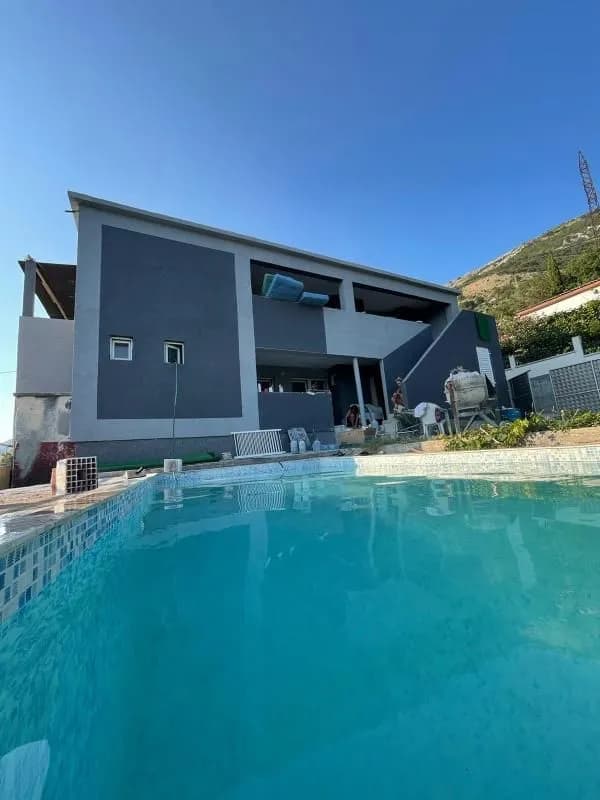 Apartment house for sale in Sutomore.