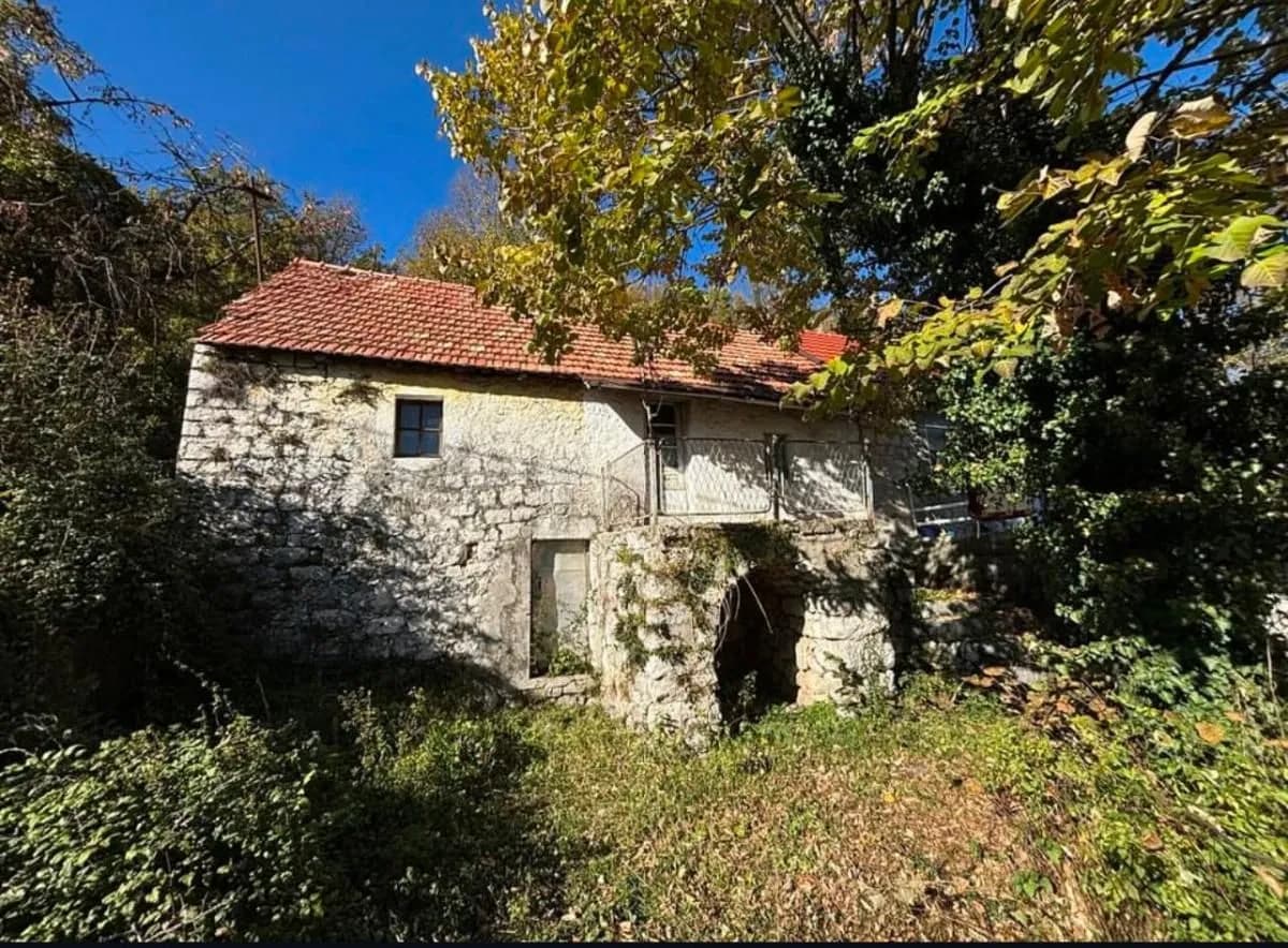 House and Land for Sale, Cetinje, Bajice, 63 m2 House + 491 m2 Additional Plot
