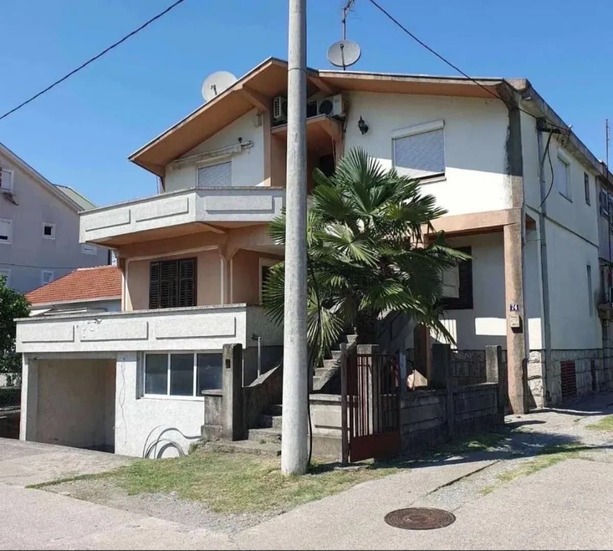 Prodaje se kuca u Blok 5, iza Bazara, Dalmatinska ulica, Podgorica