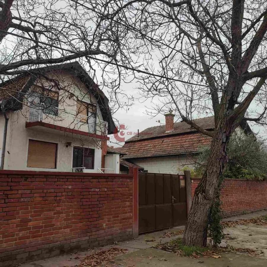 Dve porodične kuća na jednoj parceli u MZ Mali Radanovac blizu pijace