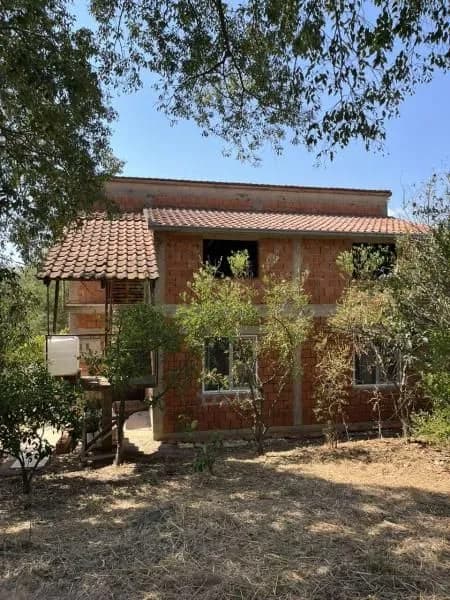 Prodaja, nezavršena kuća u Briskoj Gori u Ulcinju od 167 m2 na placu od 811 m2 109000e