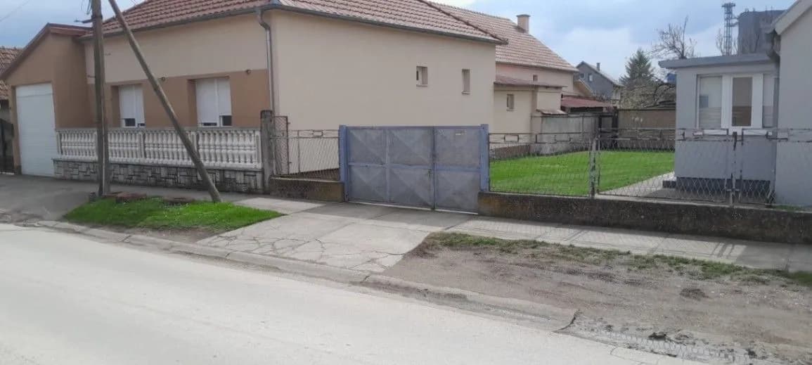Prodajem dve kuce na jednom placu