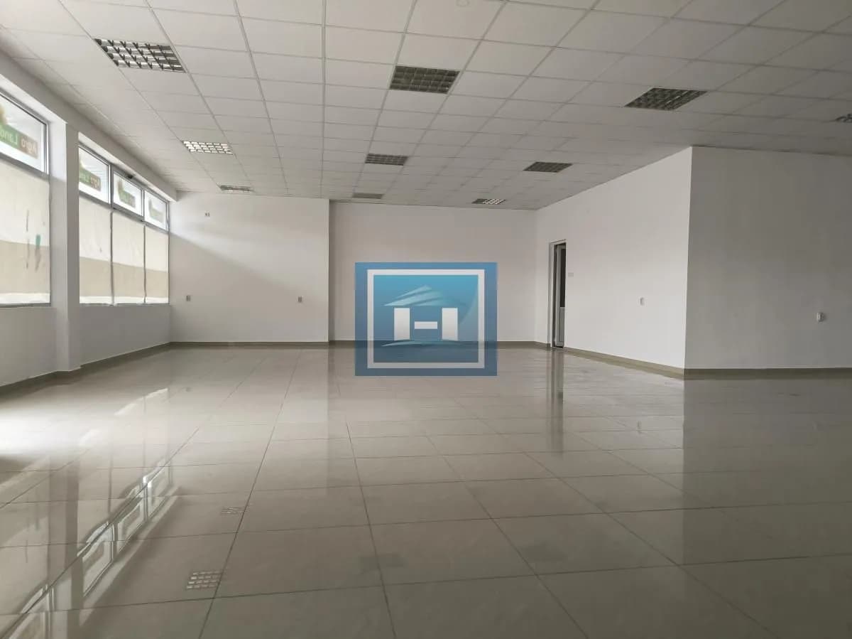 Top prilika za izdavanje! Poslovni prostor 230m² sa magacinom i parkingom!