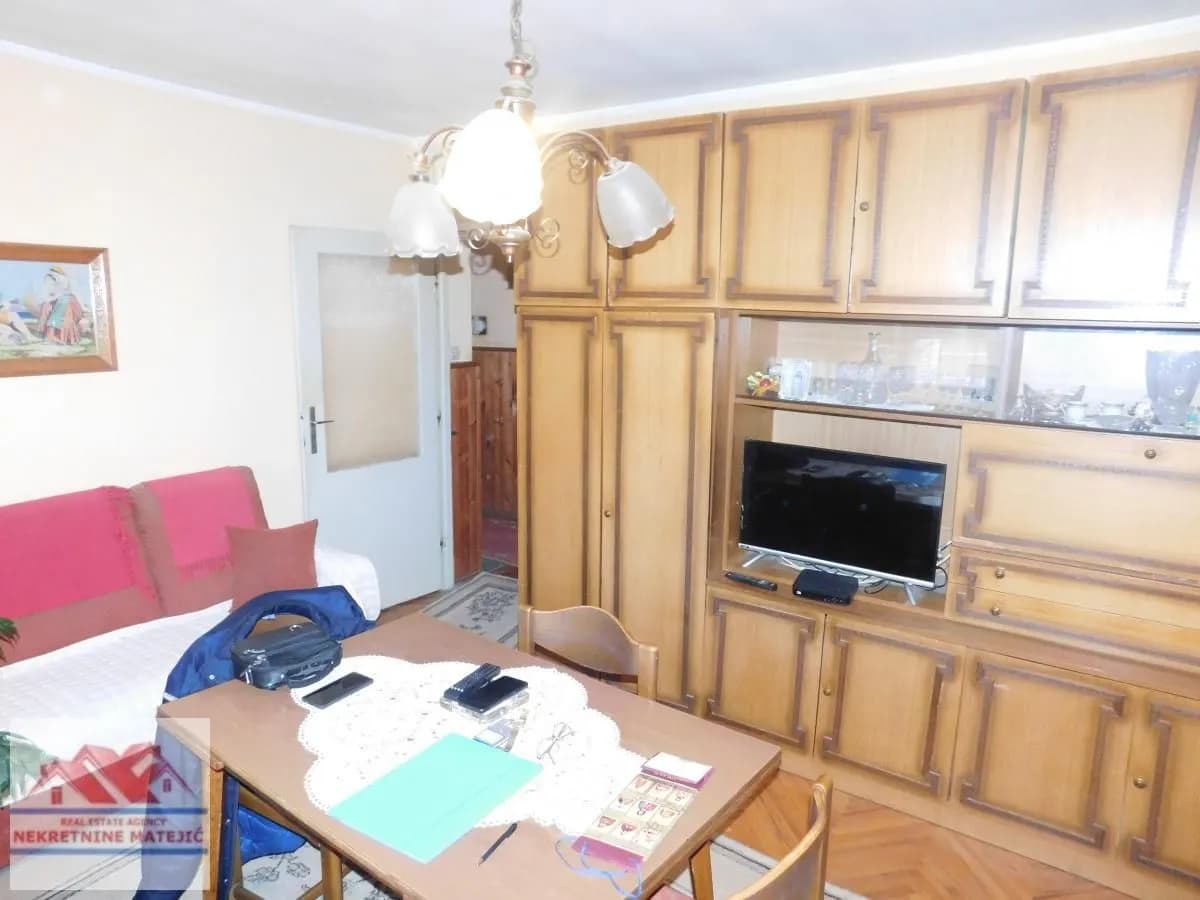 STAN 58M2, DVOIPOSOBAN, CENTAR KOD POŠTE, CENT. GREJ. 4. SPRAT--90.000 E