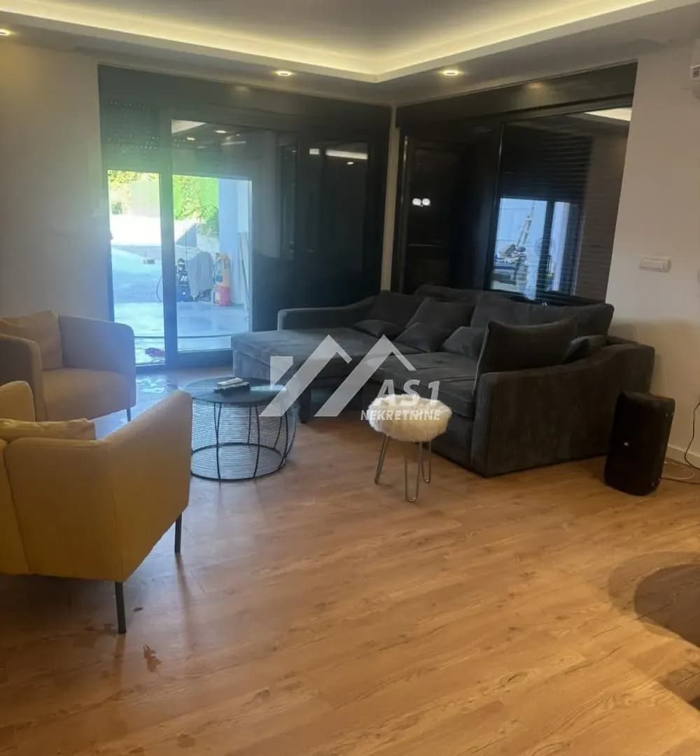 Izdavanje, kuća 250 m2, Novi Banovci, Stara Pazova, Sremski Okrug