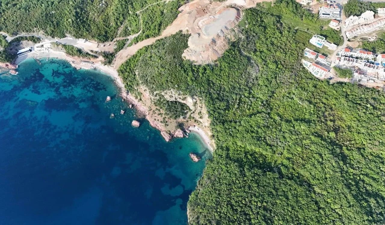 Budva, Reževići – Urbanizovan plac blizu mora, na prodaju