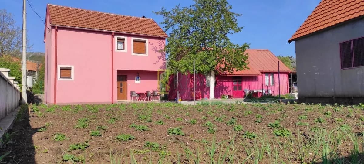 PRODAJA – DVIJE KUĆE SA POMOĆNIM OBJEKTIMA NA OGRAĐENOM PLACU, CETINJE
