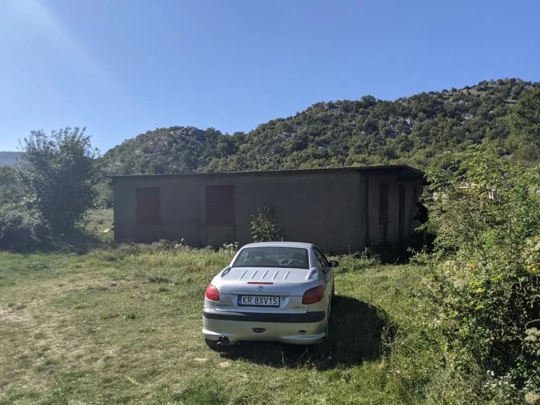 Unfinished house of 100 m2 in the picturesque mountain village of Krushevice