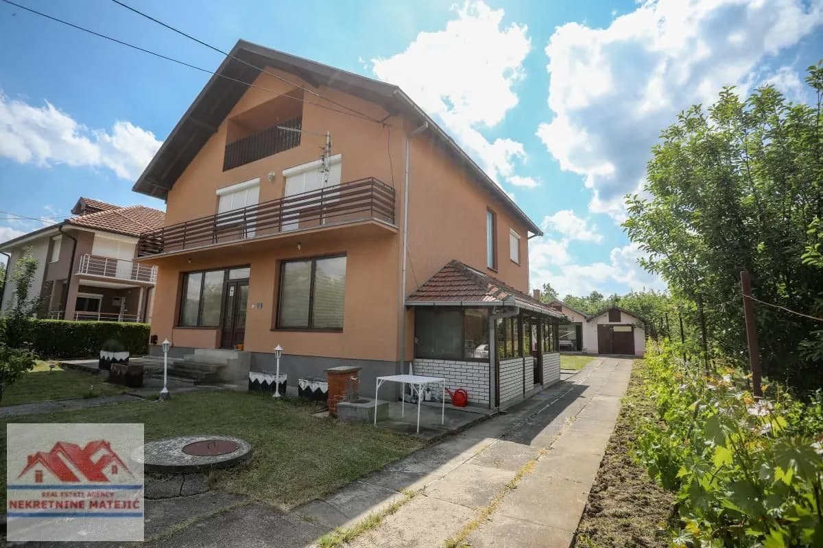 KUĆA, 300M2 + 8 ARI PLACA, ŠUMARICE, CENA - 175.000 E