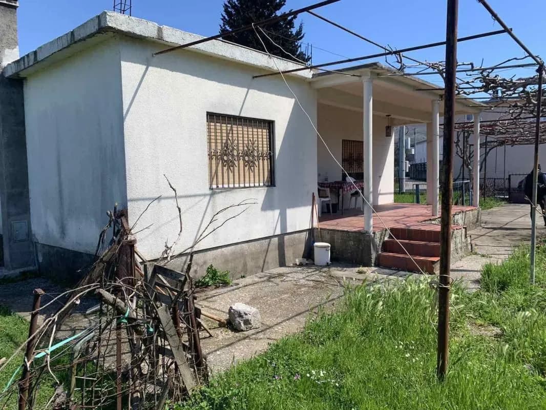 A house for sale on an urbanized plot of 4747m2 in a Bar.