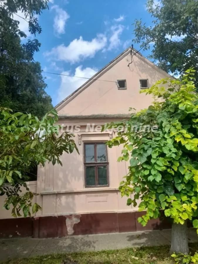 Putinci-Uknjižena Porodična kuća 220 m2 na Velikom Placu od 4714 m2 u Urbanom delu mesta-065/385 8880