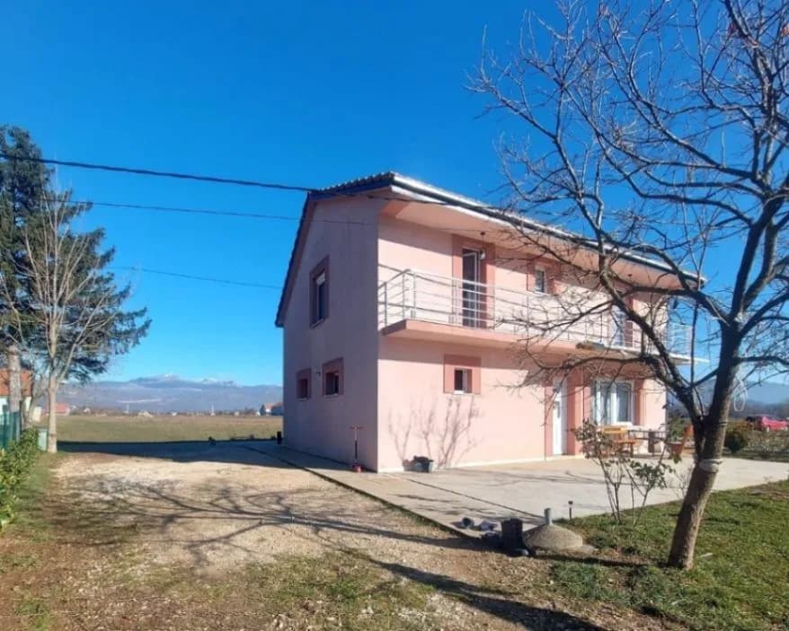 PRODAJA – Kuća (110m2) + Zemljište (898m2), Nikšić, Miločani – 115.000€