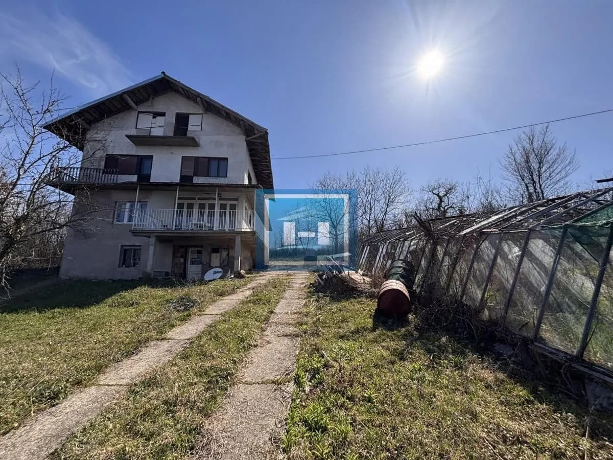Seosko domaćinstvo – kuća preko 300 m² na placu preko 30 ari