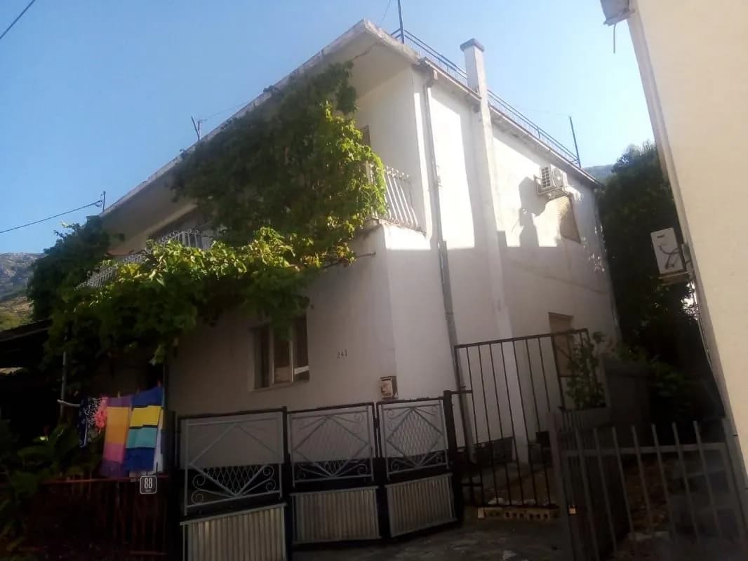 House with 9 bedrooms in Sutomore for sale.