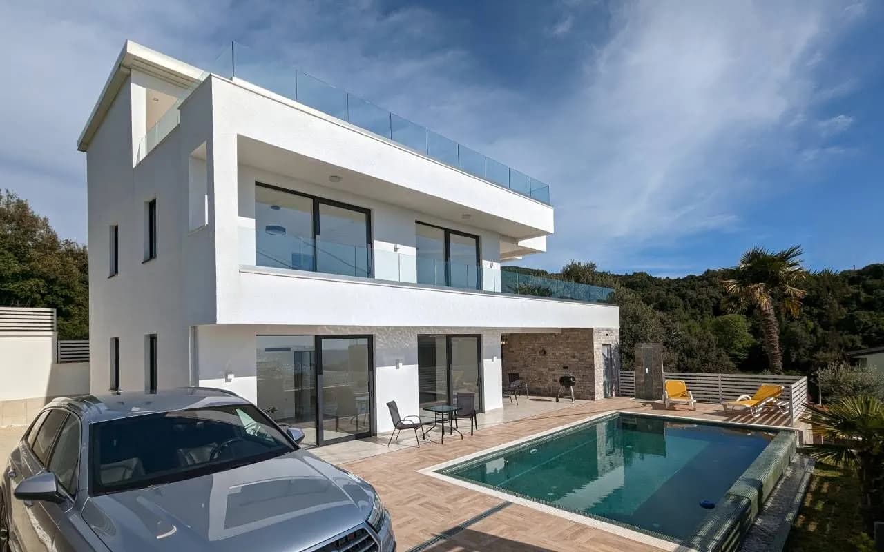 Luxury villa on the coast in the secluded bay of Palyushkovo (Comfort, Bar)