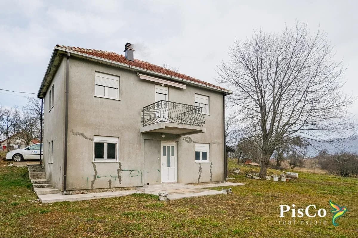 Četvorosobna kuća u Rastovcu, 96 m2 sa placem 777 m2, Nikšić