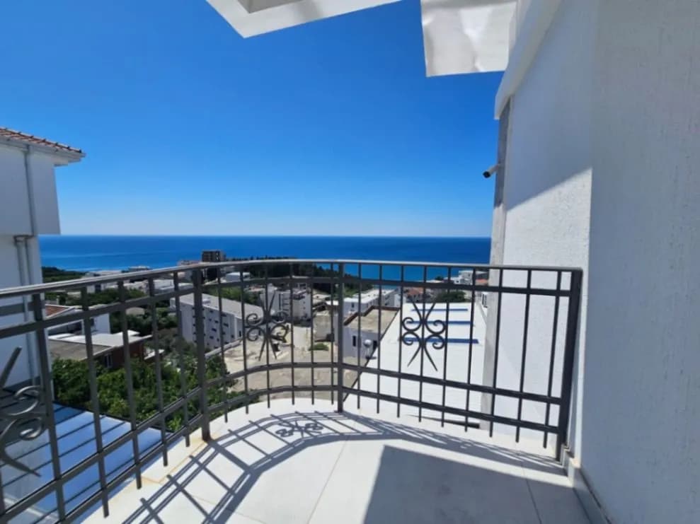 Prodaje se vila, na 3 etaze, Ulcinj-Pinjes, 1.900.000eur