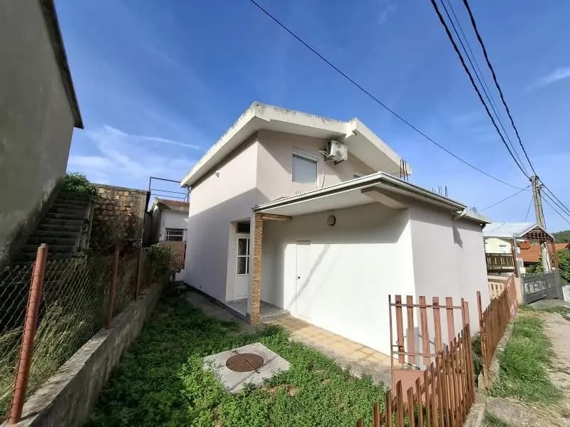 Prodaja, legalizovana kuća u Sutomoru od 120 m2 na palcu od 300 m2 150.000e