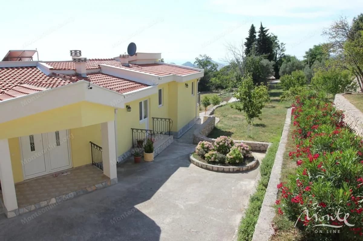 Prostrana kuća s voćnjakom i panoramskim pogledom na more, Dobra Voda