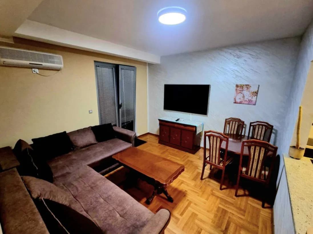 Prodaje se prostran stan u gradu Budvi