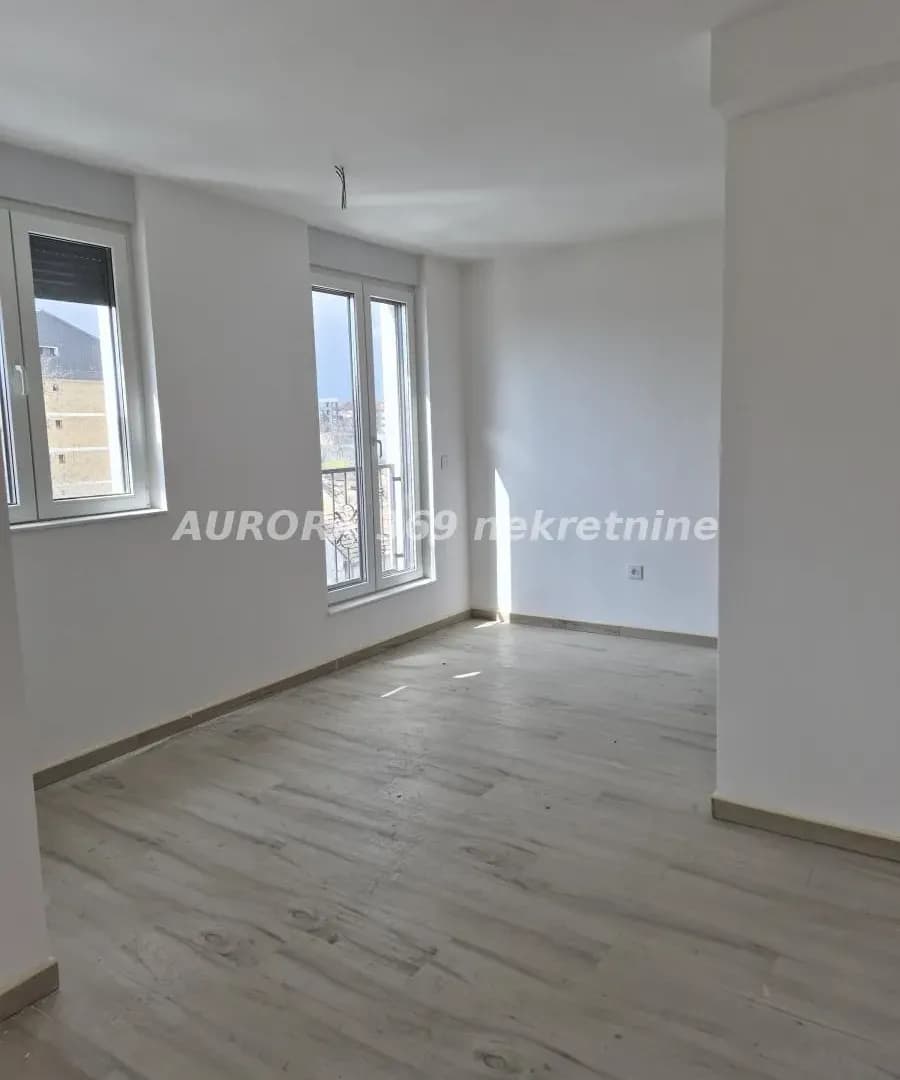 NAJLUKSUZNIJA ZGRADA U RUMI. USELJIV. DVOSOBAN. 52m2