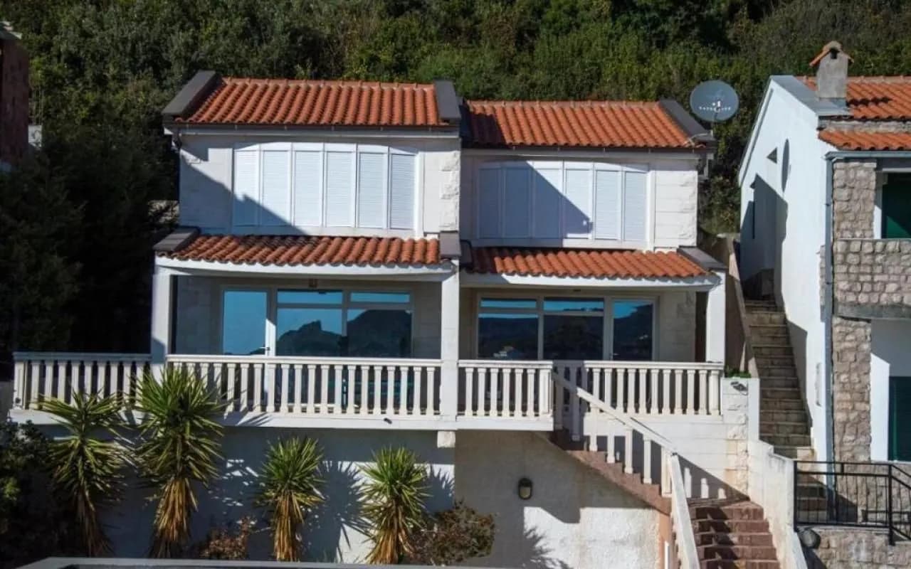 For sale semi-detached house on the beach in Uteha