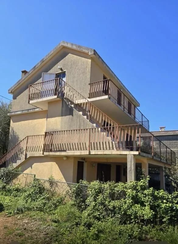 Legal house in Solace (Bar) within walking distance from the sea