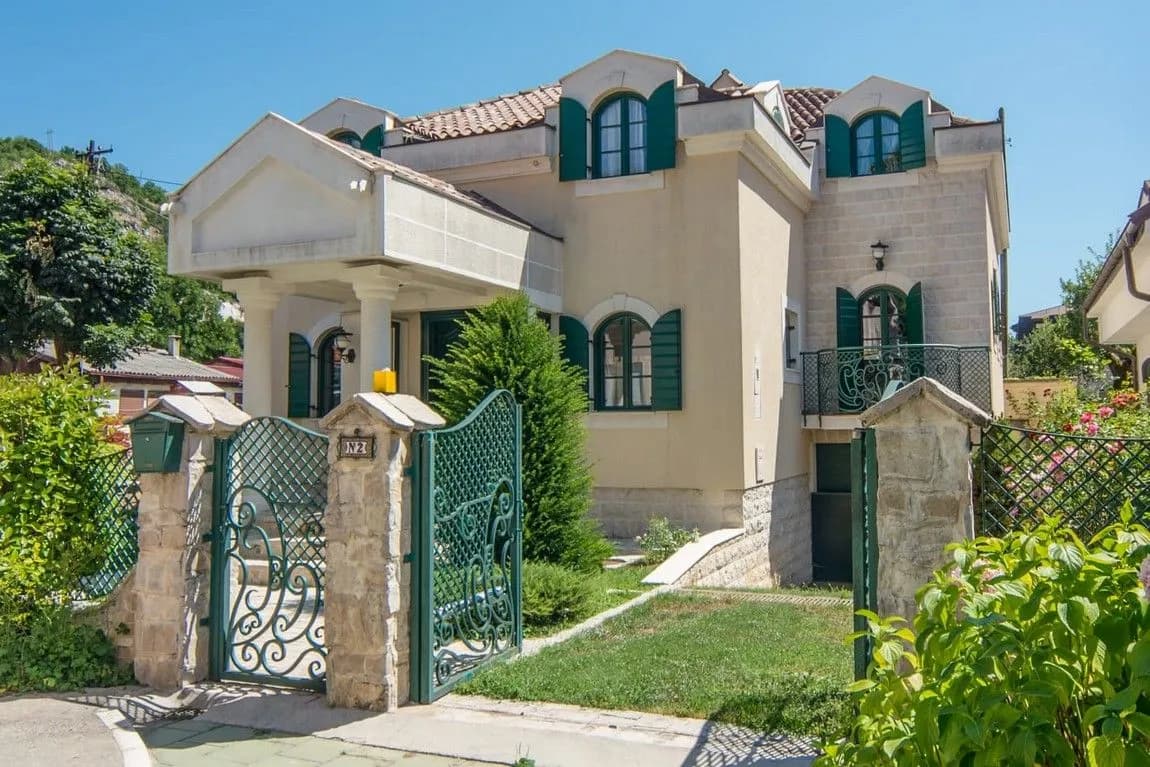 Elegantna kuca sa dvoristem u srcu Cetinja