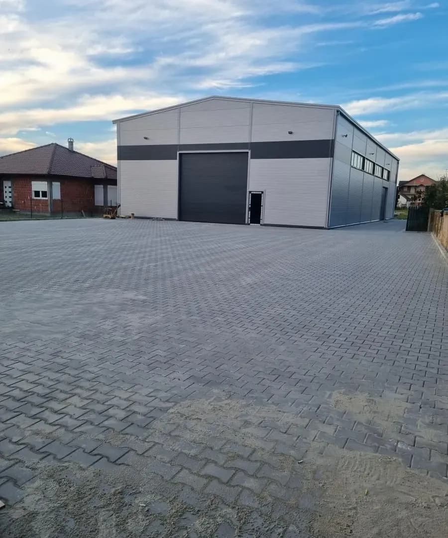 Izdaje se NOV magacin od 465m2 na 35 ari placa u Staroj Pazovi