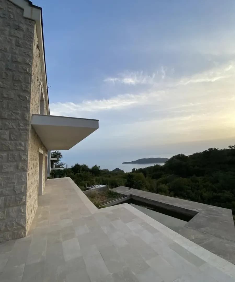 Nova trospratna kuca s pogledom na more u Bečićima