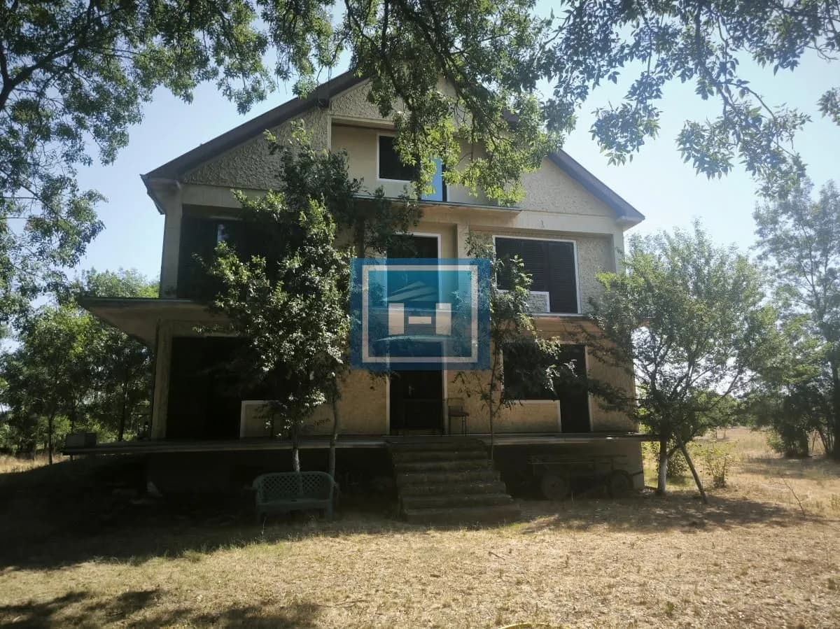 DVE KUĆE + POMOĆNI OBJEKAT NA PLACU OD 116,63 ARA