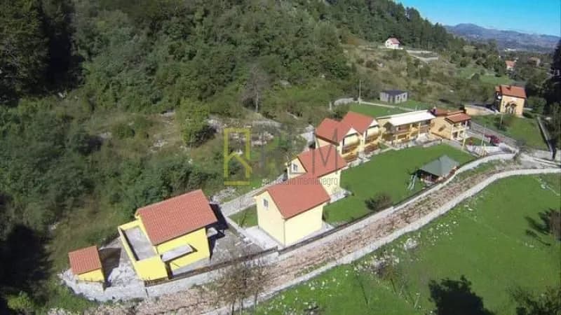 Prodaja - stambeni kompleks sa 7 kućica, Cetinje