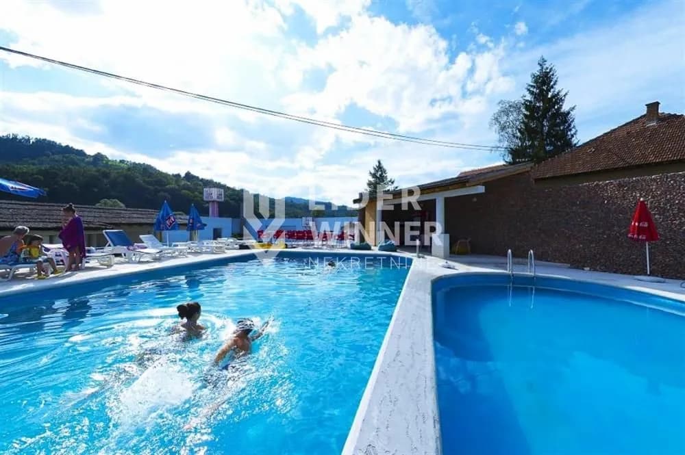 Prodaja, ugostiteljski objekat 800 m2, Ugrinovci, Gornji Milanovac, Moravički Okrug