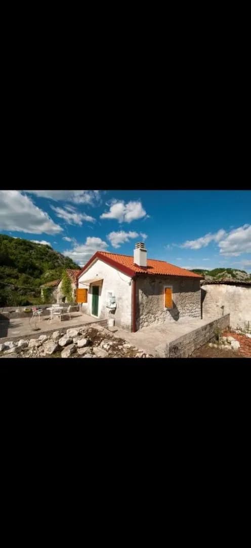 Ljubotinj (Cetinje), kuca i plac