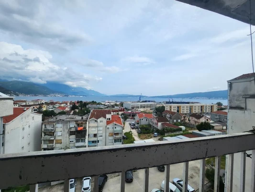 Apartment with 4 bedrooms. Bijela.