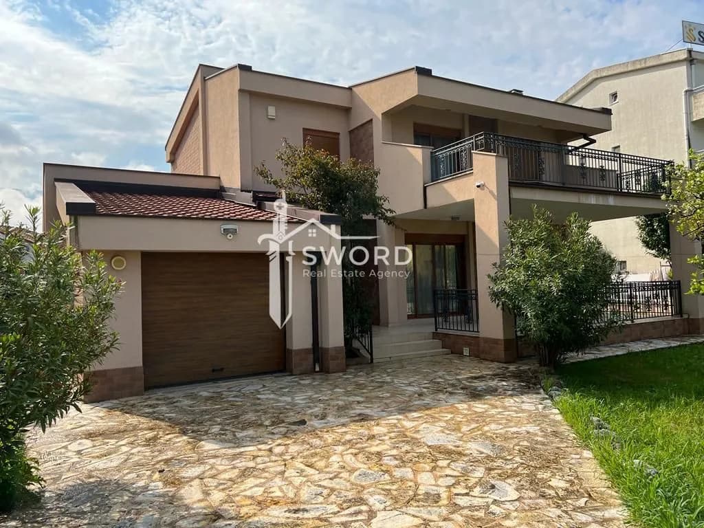 Prodaja, Kuća ili Vila, 270m2, Centar, Bar