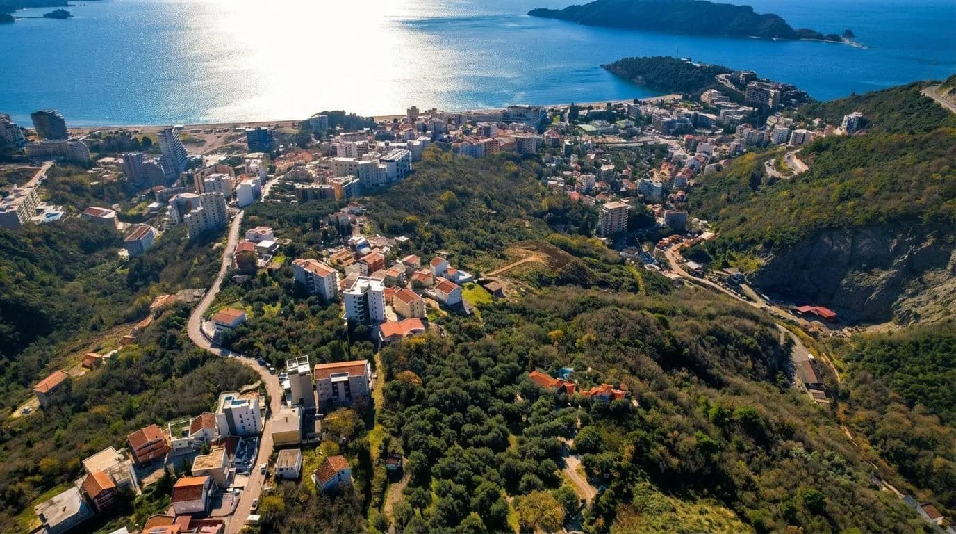 Ekskluzivno investiciono zemljište 990 m² sa pogledom na more – Bečići, Ivanovići (P+5, maksimalna bruto građevinska površina 3.440 m²)