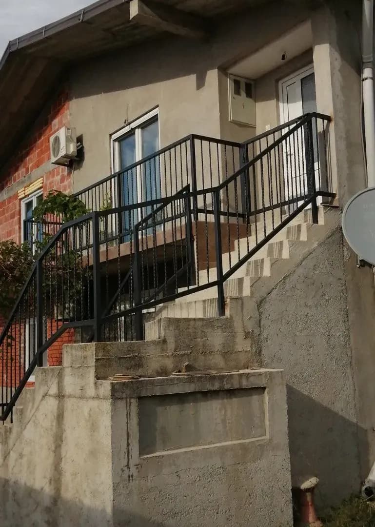 Prodaja kuce u Sutomoru sa prostranim placem