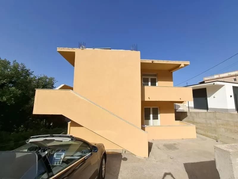 Prodaja, kuća u Kručama od 300 m2 na placu od 325 m2 500.000e