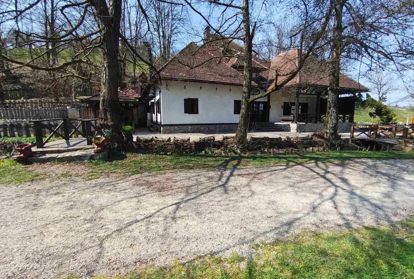 Izdavanje, Poslovni prostor, 210m2, Tršić, Loznica