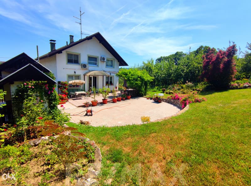 Odlična kuća 250m2 i plac 770m2,SLATINA(CENTAR)